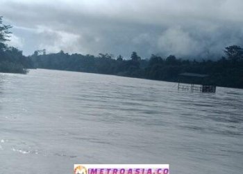 Akibat Seling Pengait Getek Penyebrangan Terputus, Warga Dua Desa Terpaksa Seberangi Sungai Naik Perahu