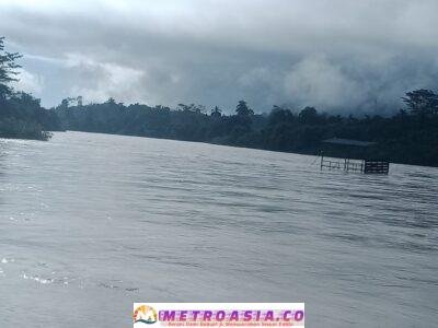 Akibat Seling Pengait Getek Penyebrangan Terputus, Warga Dua Desa Terpaksa Seberangi Sungai Naik Perahu