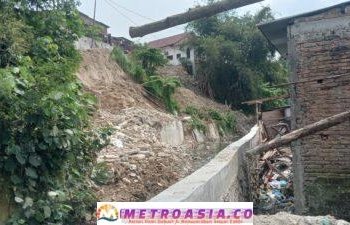 Proyek Tembok Penahan Ambruk Belum Ada Kepastian Diperbaiki, Masyarakat Cemas