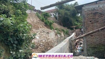 Proyek Tembok Penahan Ambruk Belum Ada Kepastian Diperbaiki, Masyarakat Cemas