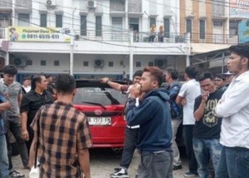 Buntut Dugaan Melakukan Perampasan Mobil Konsumen, Adira Rantauprapat di Demo