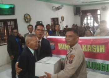 Menggelar Minggu Kasih, Sat Bimnas Polres Simalungun Bagikan 50 Paket Sembako di GPDI Simpang Kalang