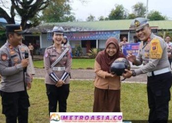 Sosialisasi di Sekolah, Kasat Lantas Polres Simalungun Berikan Helm Kepada Siswa