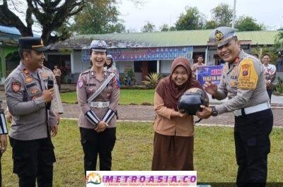 Sosialisasi di Sekolah, Kasat Lantas Polres Simalungun Berikan Helm Kepada Siswa