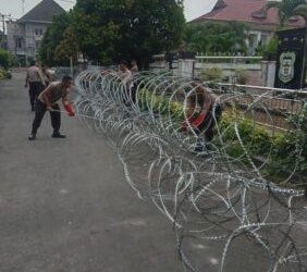 Antisipasi Aksi Anarkis Demo Mahasiswa, Polisi Pasang Pagar Kawat Berduri di DPRD