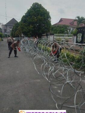 Antisipasi Aksi Anarkis Demo Mahasiswa, Polisi Pasang Pagar Kawat Berduri di DPRD