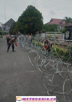 Antisipasi Aksi Anarkis Demo Mahasiswa, Polisi Pasang Pagar Kawat Berduri di DPRD
