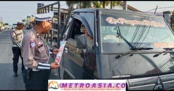 Polres Simalungun Bagikan Segitiga Pengaman Kepada Masyarakat Pengguna Pengendara