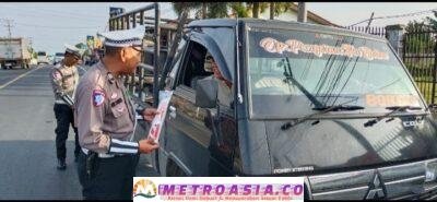 Polres Simalungun Bagikan Segitiga Pengaman Kepada Masyarakat Pengguna Pengendara