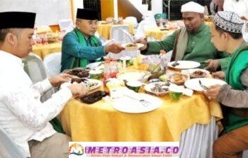 Buka Puasa Bersama Yayasan Darul Putra Madina, Bupati Berjanji Akan Memperbaiki Jalan Penghubung