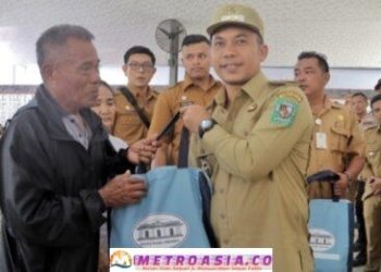 Bupati Simalungun Salurkan Bantuan Paket Sembako dari Wapres RI Kepada Korban Banjir di Parapat