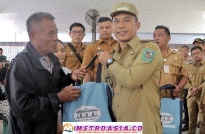 Bupati Simalungun Salurkan Bantuan Paket Sembako dari Wapres RI Kepada Korban Banjir di Parapat