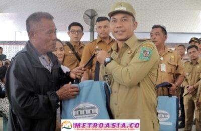 Bupati Simalungun Salurkan Bantuan Paket Sembako dari Wapres RI Kepada Korban Banjir di Parapat