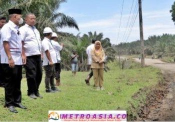 Bupati Simalungun Tinjau Kegiatan Pengerasan Jalan Penghubung Dolok Ilir ke Laras Kecamatan Bandar Huluan