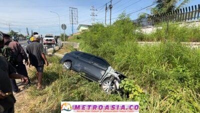 Mobil Pegawai PDAM Tirta Lihou Terbalik Di Simpang Tol Sinaksak