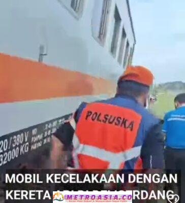 Melintasi Rel Kereta Api Tanpa Palang, 2 Penumpang Mobil Senia Meninggal