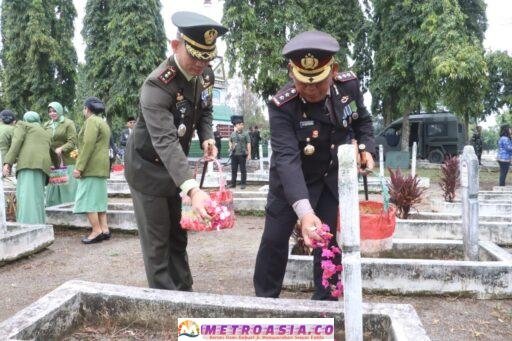 Memperingati HUT TNI ke-80, Kapolres Simalungun Ikut Ziarah
