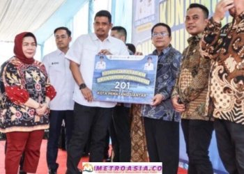 Gubernur Sumut Serahkan Kartu BPJS Ketenagakerjaan untuk Pekerja Rentan