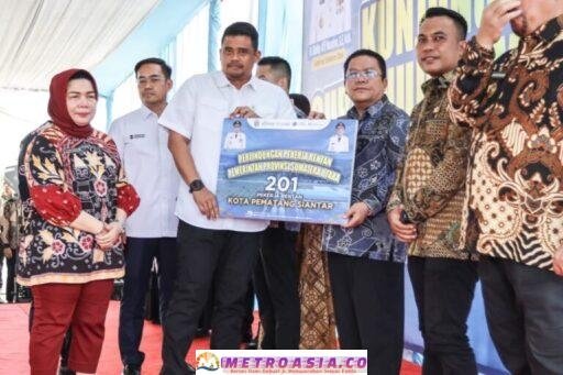 Gubernur Sumut Serahkan Kartu BPJS Ketenagakerjaan untuk Pekerja Rentan