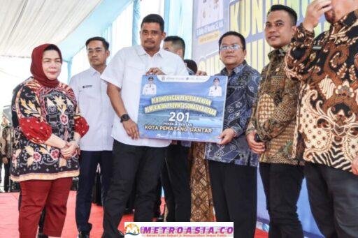 Gubernur Sumut Serahkan Kartu BPJS Ketenagakerjaan untuk Pekerja Rentan
