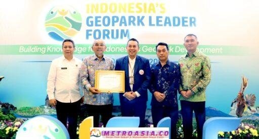 Bupati Simalungun Dukung Pengembangan Geopark dan Menerima Piagam Apresiasi Toba Caldera Unesco Global Geopark
