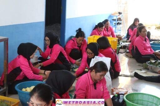 Bhayangkari Polres Simalungun Gelar Dapur Umum, Siapkan Ribuan Makanan untuk Korban Banjir dan Longsor Sumut