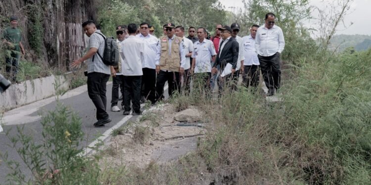 Bupati Simalungun Tinjau Jalan Longsor di Haranggaol: Gerak Cepat untuk Jalan Vital