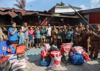 Ketua TP PKK Kota Pematangsiantar Ny Liswati Wesly Silalahi Sampaikan Bantuan ke Warga Korban Kebakaran
