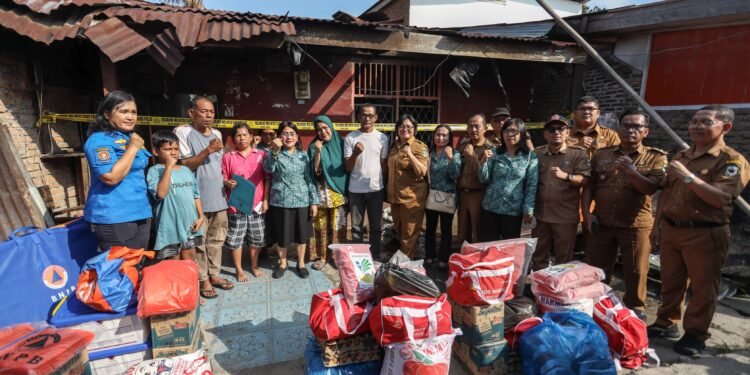 Ketua TP PKK Kota Pematangsiantar Ny Liswati Wesly Silalahi Sampaikan Bantuan ke Warga Korban Kebakaran