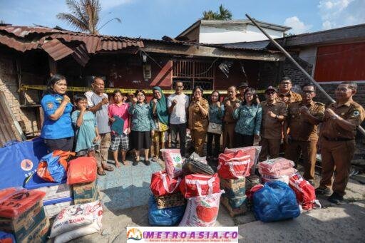 Ketua TP PKK Kota Pematangsiantar Ny Liswati Wesly Silalahi Sampaikan Bantuan ke Warga Korban Kebakaran