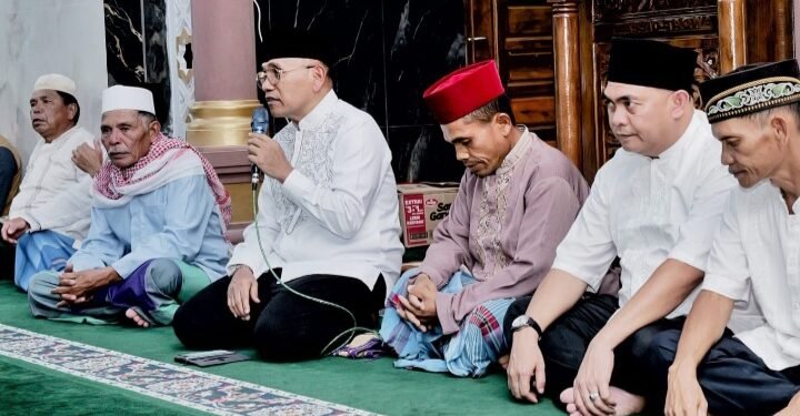 Shalat Tarawih Bersama Masyarakat Nagori Limag, Bupati Simalungun Ajak Masyarakat Perbaiki Diri