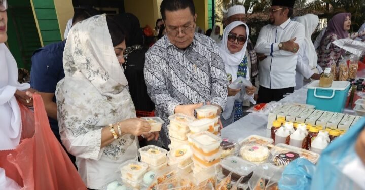 Wali Kota Pematangsiantar Didampingi TP PKK Menghadiri pembukaan Warung Ramadhan PD BKMT Kota Pematangsiantar