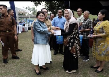 Ketua TP PKK Kota Pematangsiantar Beserta Jajaran Menyerahkan Bantuan Kepada TP PKK Kota Sibolga
