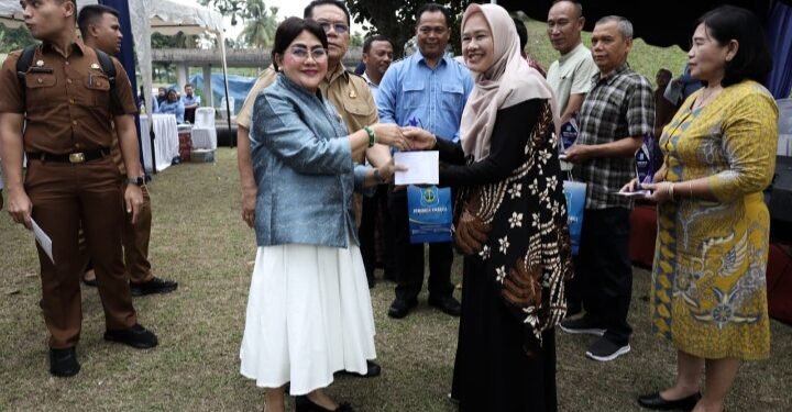 Ketua TP PKK Kota Pematangsiantar Beserta Jajaran Menyerahkan Bantuan Kepada TP PKK Kota Sibolga