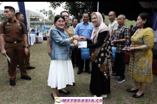 Ketua TP PKK Kota Pematangsiantar Beserta Jajaran Menyerahkan Bantuan Kepada TP PKK Kota Sibolga