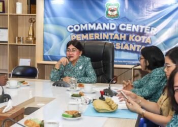 Ketua TP PKK Kota Pematangsiantar Menyerahkan Hadiah Lomba PKK Tingkat Kota Pematangsiantar
