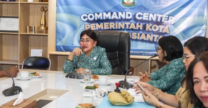 Ketua TP PKK Kota Pematangsiantar Menyerahkan Hadiah Lomba PKK Tingkat Kota Pematangsiantar