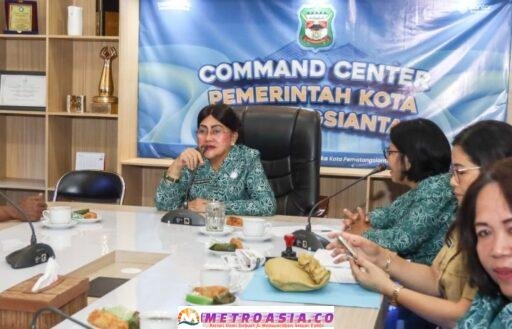 Ketua TP PKK Kota Pematangsiantar Menyerahkan Hadiah Lomba PKK Tingkat Kota Pematangsiantar