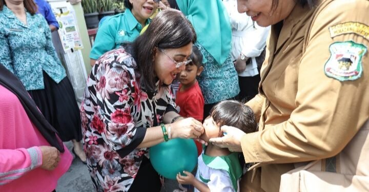 Ketua TP PKK Kota Pematangsiantar Ny Liswati Wesly Silalahi Tinjau kegiatan Pos Pelayanan Terpadu