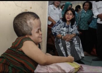 Ketua TP PKK Kota Pematangsiantar Ny Liswati Wesly Silalahi Memberikan Bantuan Kepada Sukma Adhany, Penderita Hydtocehalus