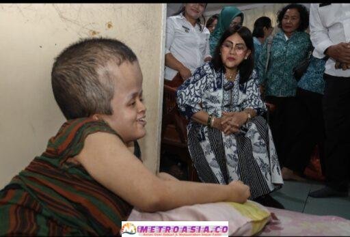 Ketua TP PKK Kota Pematangsiantar Ny Liswati Wesly Silalahi Memberikan Bantuan Kepada Sukma Adhany, Penderita Hydtocehalus