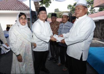 Wali Kota Pematangsiantar Wesly Silalahi SH MKn Menyerahkan Tali Ssih dan Santunan Kepada Jamaah Masjid