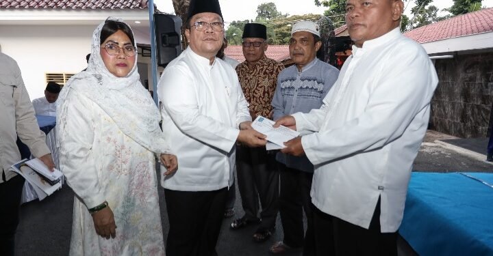 Wali Kota Pematangsiantar Wesly Silalahi SH MKn Menyerahkan Tali Ssih dan Santunan Kepada Jamaah Masjid