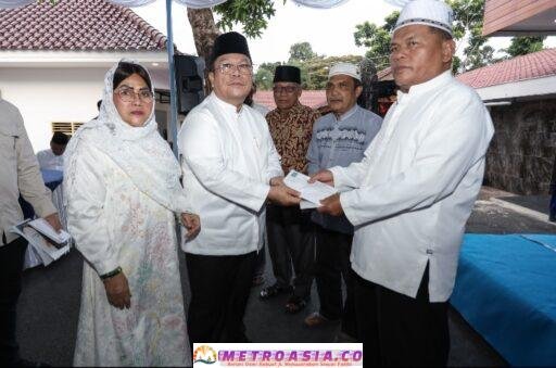 Wali Kota Pematangsiantar Wesly Silalahi SH MKn Menyerahkan Tali Ssih dan Santunan Kepada Jamaah Masjid