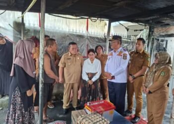 Wali Kota Wesly dan Ny Liswati Serahkan Bantuan ke Korban Kebakaran di Jalan Rakutta Sembiring