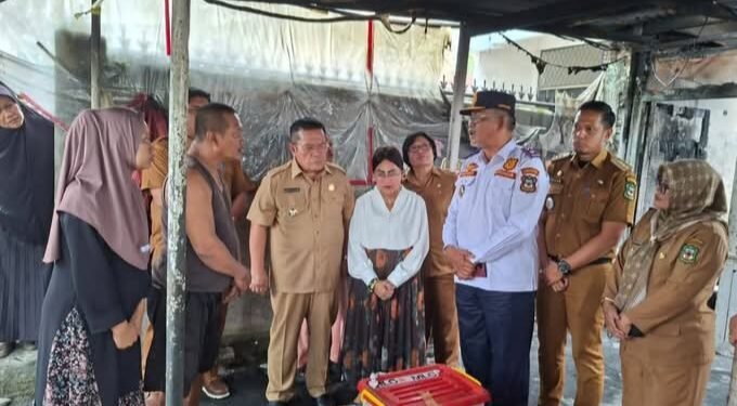 Wali Kota Wesly dan Ny Liswati Serahkan Bantuan ke Korban Kebakaran di Jalan Rakutta Sembiring