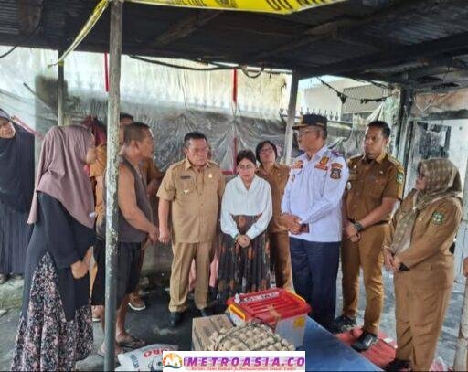 Wali Kota Wesly dan Ny Liswati Serahkan Bantuan ke Korban Kebakaran di Jalan Rakutta Sembiring