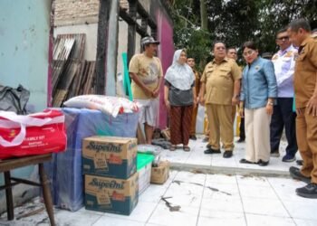 Wali Kota Wesly dan Ny Liswati Serahkan Bantuan ke Warga Korban Kebakaran di Jalan Kasuari