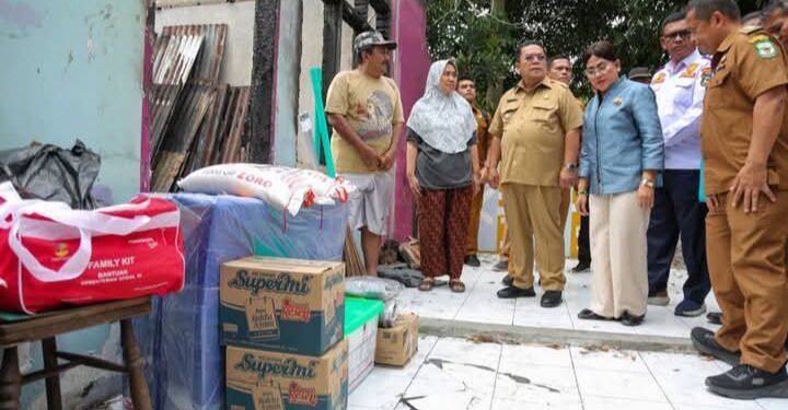 Wali Kota Wesly dan Ny Liswati Serahkan Bantuan ke Warga Korban Kebakaran di Jalan Kasuari