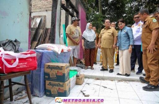 Wali Kota Wesly dan Ny Liswati Serahkan Bantuan ke Warga Korban Kebakaran di Jalan Kasuari